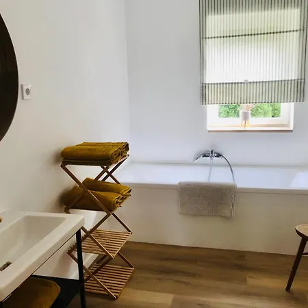 Vadrozsa Haz, Csendre Vagyoknak Apartament